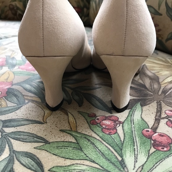Cream colored suede pumps leather upper - Picture 4 of 11
